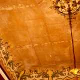 �La tecnica � particolare � sottolinea la padrona di casa -: si tratta di una carta velina prima disegnata e poi decorata una volta applicata al muro�